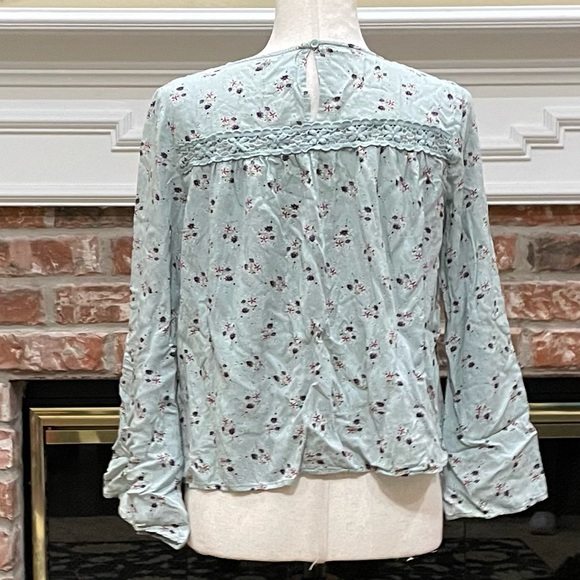 Wild Blue x Sadie Robertson baby blue floral top with crochet details / S / EUC - Picture 6 of 11